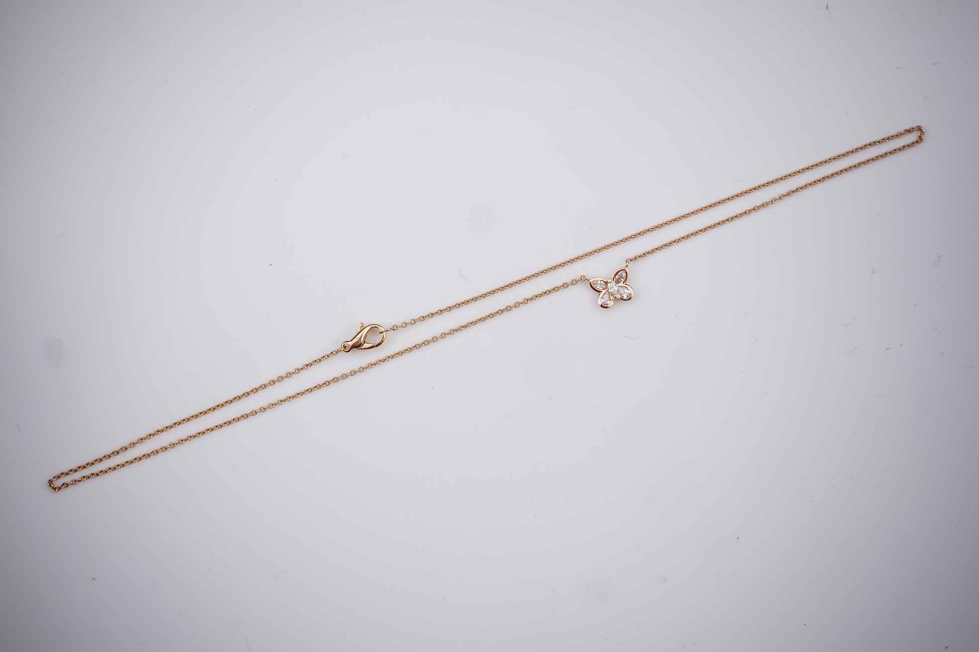 A gold and diamond pendant necklace